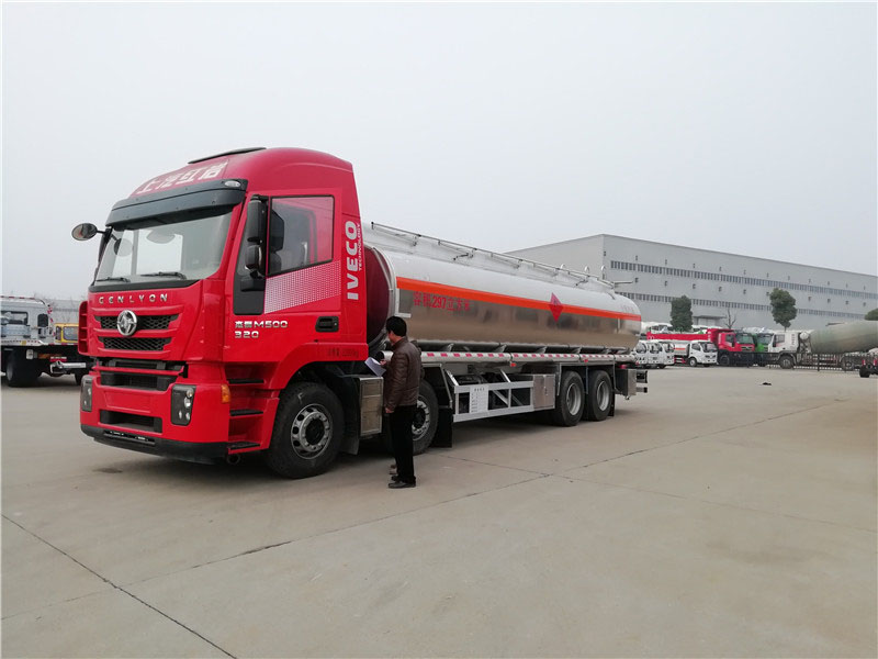 上汽紅巖29.7方前四后八鋁合金運油車，20噸運油車